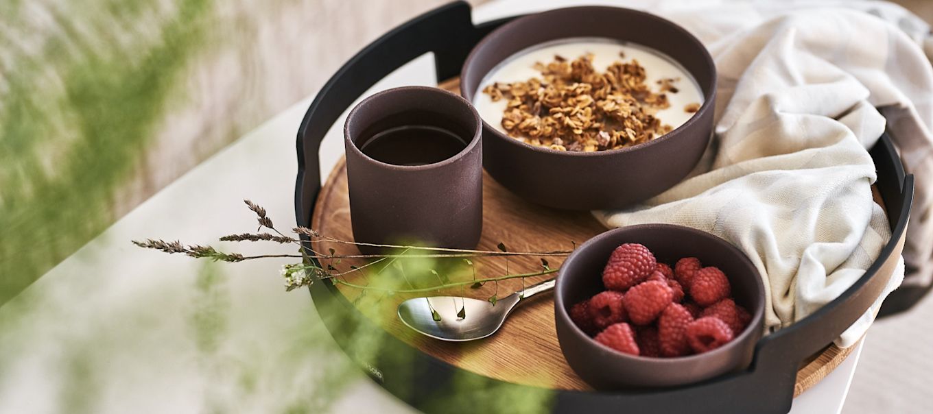 En enkel og sunn frokost serveres på et brett fra Eva Solo i skåler fra Ferm Living for en koselig frokost på senga.